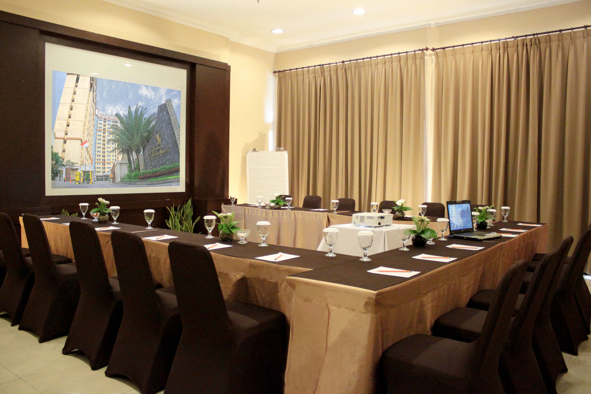 Hotel Grand Setiabudi 4*